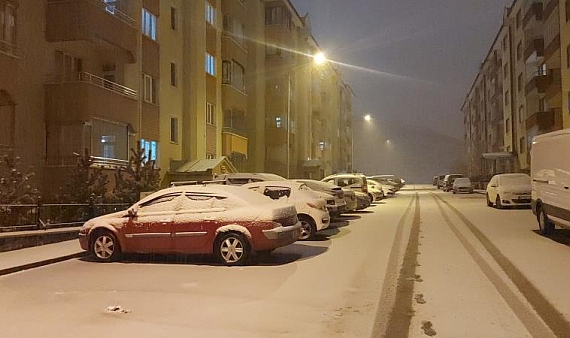 Erzurum&#039;da sokaklar beyaza büründü