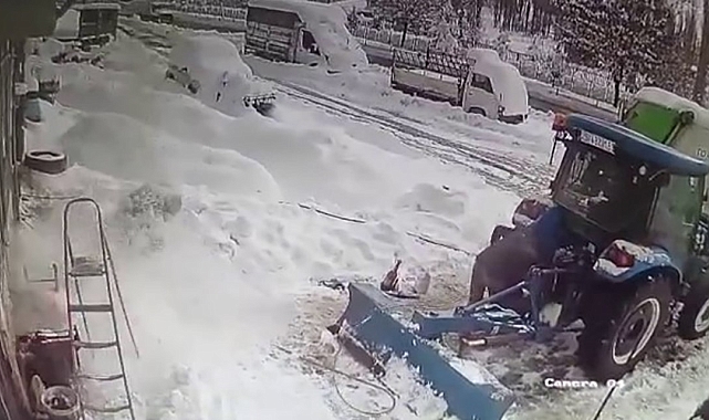 Erzurum&#039;da kar kütlesi adamın üzerine düştü