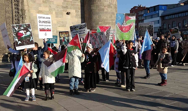 Erzurum&#039;da sağlık çalışanları protesto yürüyüşlerini 51&#039;nci haftada da sürdürdü