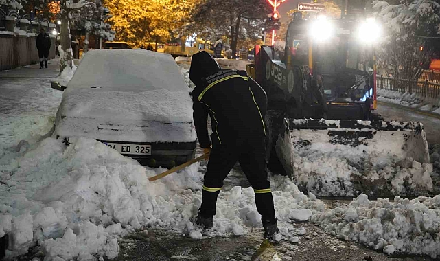 Erzurum&#039;da yoğun kar yağışı sonrası çalışmalar sürüyor