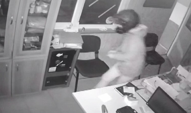 Eskiden çalıştığı lastik tamiri dükkanını yedek anahtarla soydu