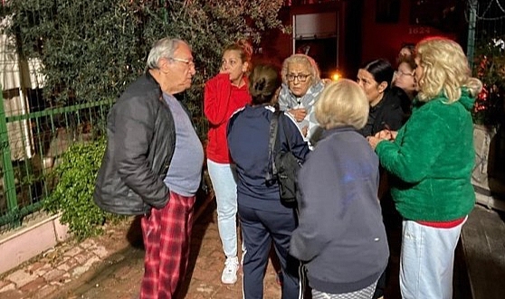 Evi yanan yaşlı kadın, canını zor kurtardı