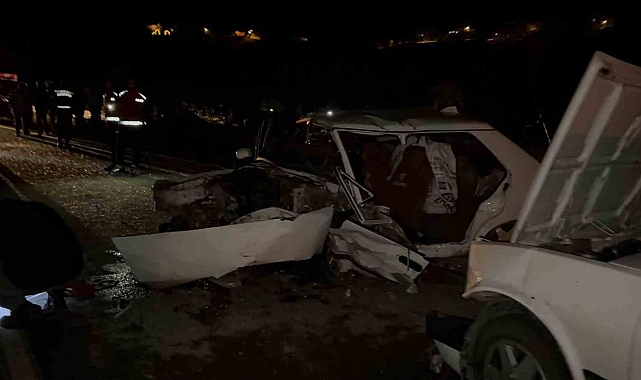 Feci kazada araçlar hurda yığınına döndü