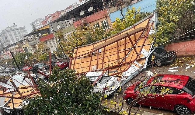 Fırtına apartmanın çatısını uçurdu