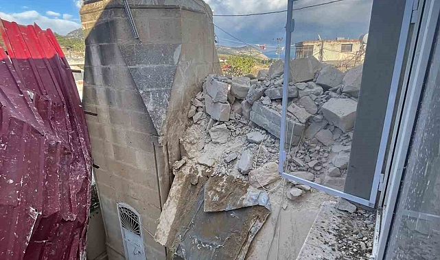 Fırtına nedeniyle bir caminin minaresi yıkıldı