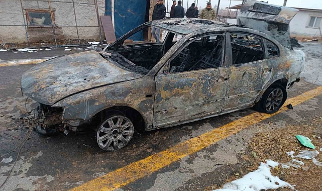 Garaja sıçrayan yangında bir araba kül oldu