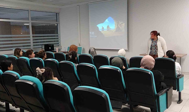 Gebe okulunda anne adaylarına eğitim