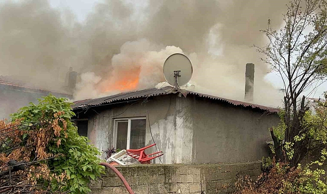 Gecekondu alevlere teslim oldu