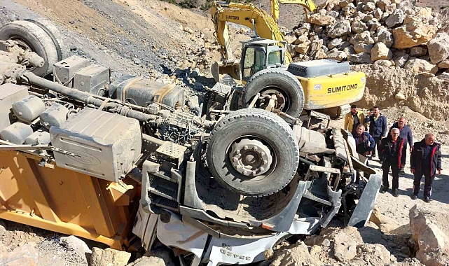 Hafriyat kamyonu devrildi