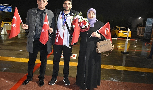 Hakan Koç, havalimanından davul zurna ve çiçeklerle karşılandı