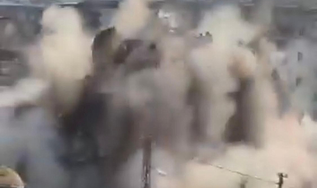 Hasarlı bir bina yıkım işlemleri esnasında iş makinesinin üzerine çöktü