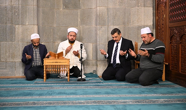 Herkesin gönlünde taht kuran Aliye nine için Mevlid-i Şerif okutuldu.