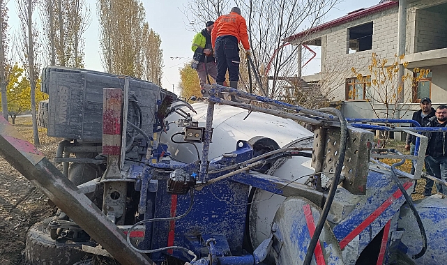 Iğdır&#039;da beton mikseri devrildi