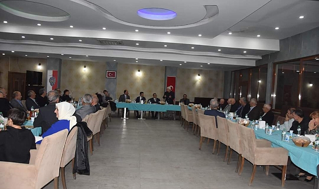 Iğdır&#039;da emekli öğretmenler yemekte bir araya geldi