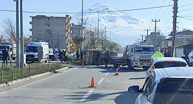 Iğdır’da otomobil ile odun yüklü kamyonet çarpıştı!