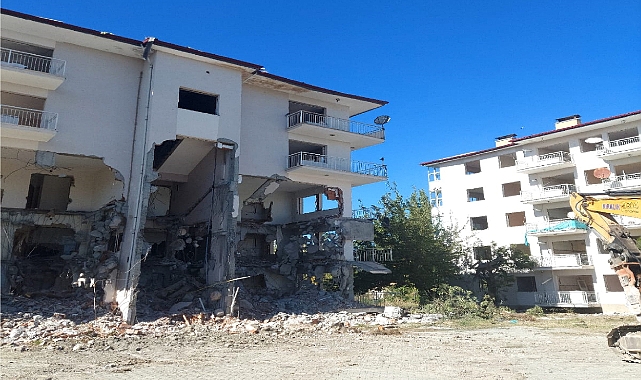 Iğdır&#039;da Riskli Yapı Olarak Tespit Edilen Eski Lojmanlar Yıkıldı