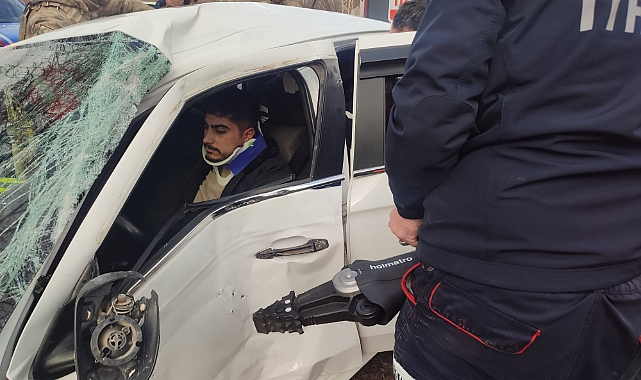 Iğdır&#039;da Trafik Kazası: Sürücü İtfaiye Ekipleri Tarafından Kurtarıldı