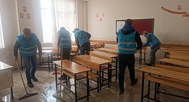 Iğdır’da yükümlüler ara tatilde okul temizliği yaptı