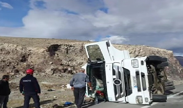 Iğdır’dan hareket eden ip yüklü tır devrildi