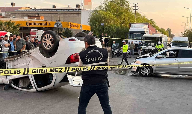 İki otomobilin karıştığı trafik kazasında ortalık savaş alanına döndü
