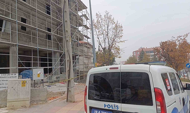 İnşaat işçisi 4&#039;üncü kattan düşerek ağır yaralandı