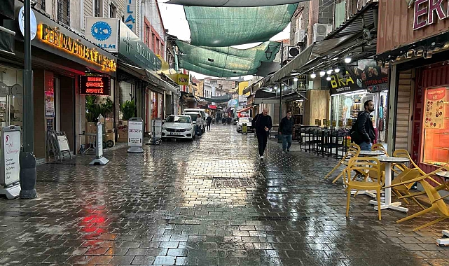 İzmir&#039;de sağanak etkili oldu