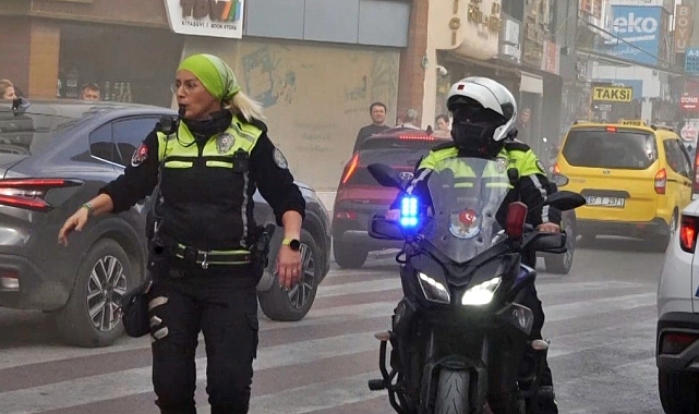 Kadın trafik polisine İl Emniyet Müdürü tarafından plaket verildi