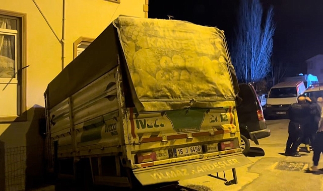 Kamyonet evin salonuna girdi