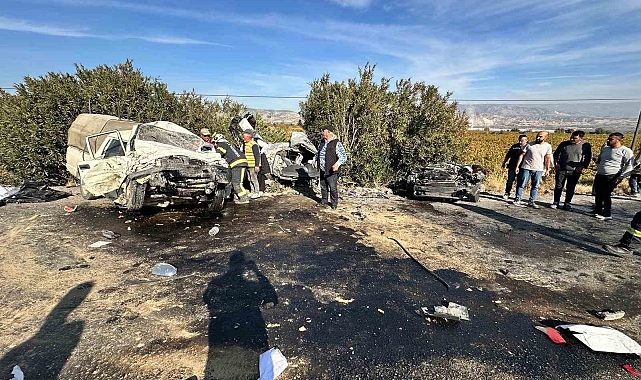 Kamyonet otomobille kafa kafaya çarpıştı