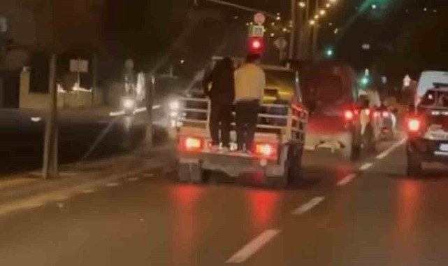 Kamyonetin arkasına asılarak seyahat eden gençler, ölüme davetiye çıkardı
