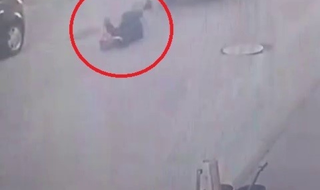 Kamyonetin çarptığı yaşlı kadın böyle savruldu