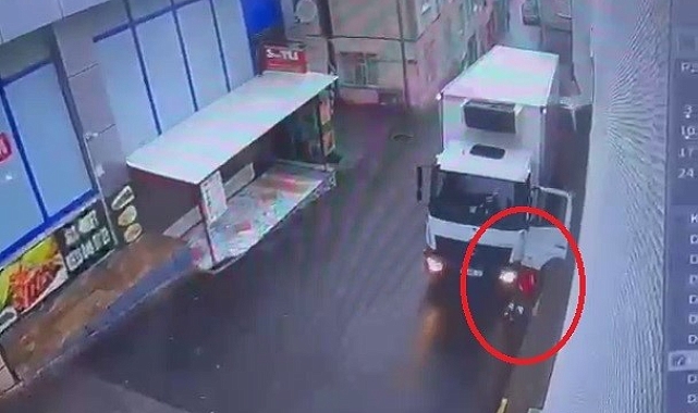 Kamyonun kapısında asılı kaldı