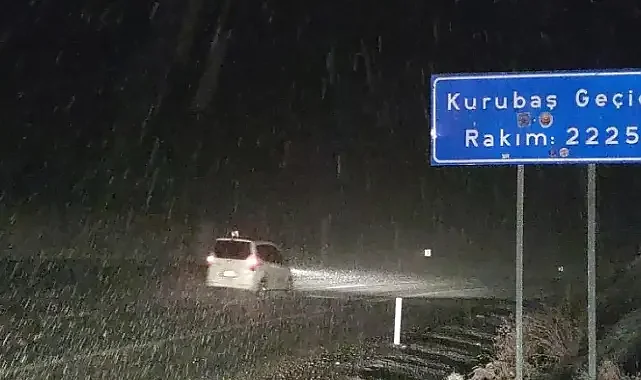 Kar yağışı ve sis sürücülere zor anlar yaşattı