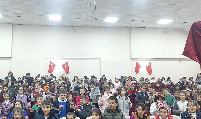 &#039;&#039;Karagöz&#039;&#039; oyunu Çıldır&#039;da öğrencilerle buluştu