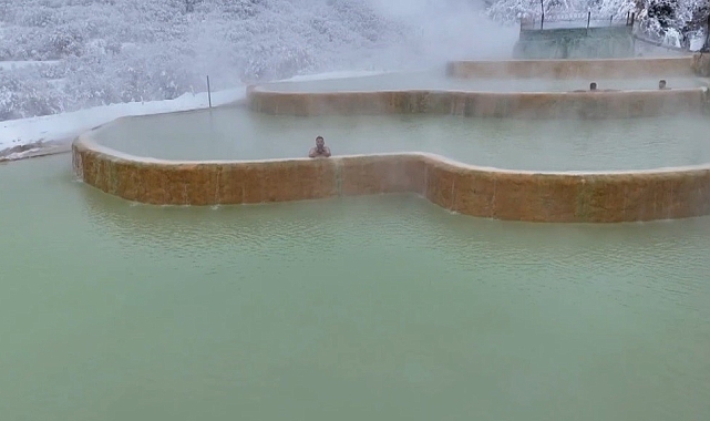 Karla kaplı dağların arasında doğal termal keyfi