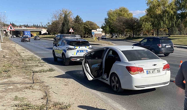 Karşıdan karşıya geçmeye çalışırken otomobilin çarptığı kadın yaralandı
