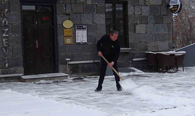 Kars&#039;ta mevsimin ilk karı yağdı