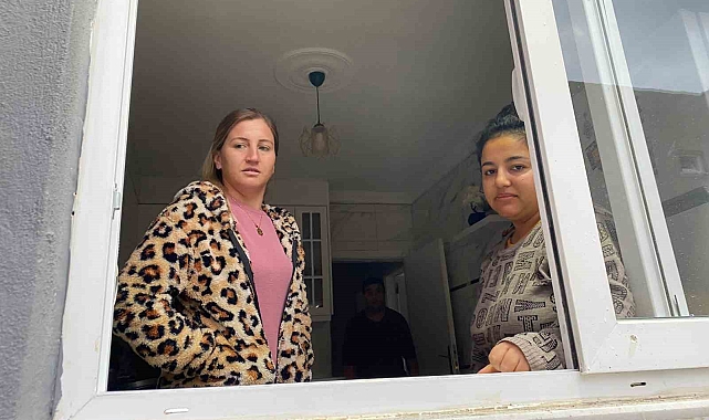 Kaya parçası evin kapısına çarptı