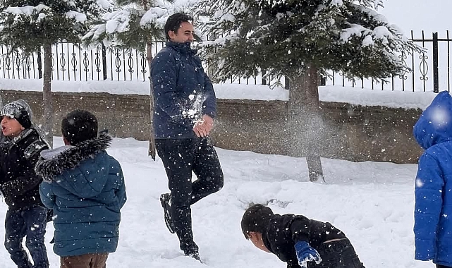 Kaymakam öğrencilerle kartopu oynadı