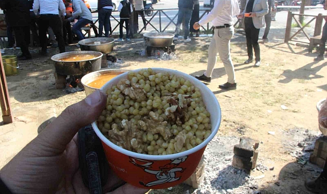 Kazanlarda kaynatılan buğday, vatandaşlara dağıtıldı