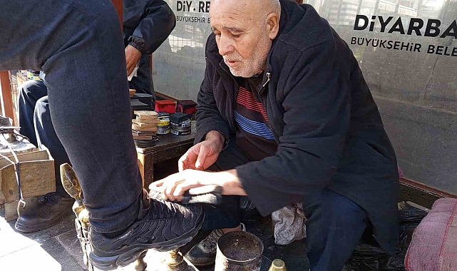 Kimseye muhtaç olmamak için 62 yaşında ayakkabı boyacılığı yapıyor