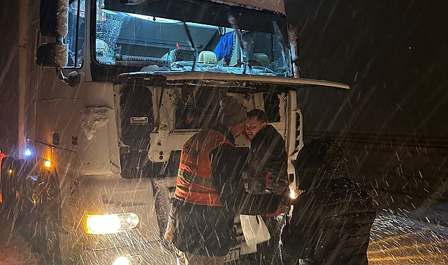 Kış lastiği olmayanlar sürücüler yolda kaldı