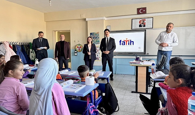 &#039;Kitap Kurdu&#039; olacağız diyen öğrenciler hediyelerini aldı