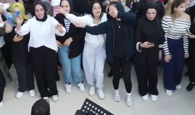 Kız ve erkek öğrencilerin verdiği farklı tepkiler milyonlarca kez izlendi