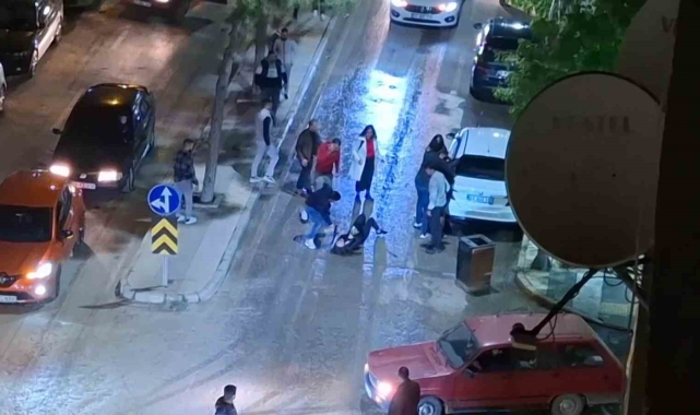 Kızların kavgasını erkekler ayıramadı