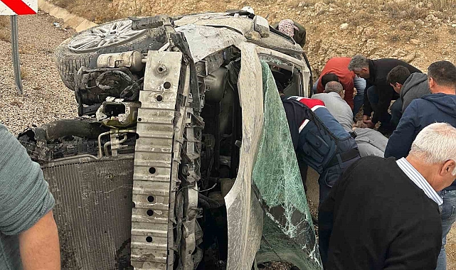 Kontrolden çıkan araç şarampole devrildi