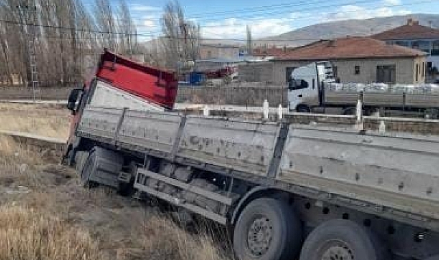 Kontrolden çıkan tır mezarlığa girdi