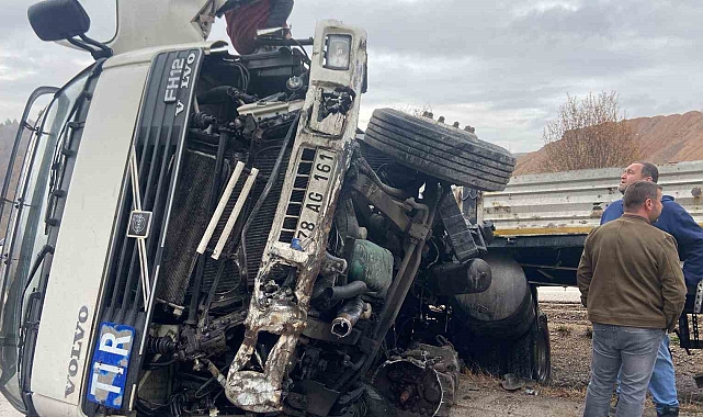 Kontrolünden çıkan tırın su kanalına devrildi