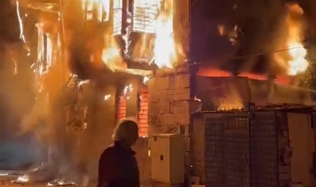 Kullanılmayan iki katlı evde yangın çıktı