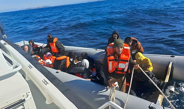 Lastik bot içinde 10&#039;u çocuk 18 düzensiz göçmen kurtarıldı
